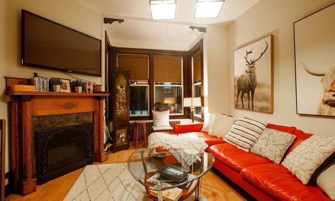 Queens Apartamento | Two bedrms, living+dining, Kedgi Lodge nature themed suite
