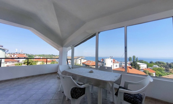 Chernomorets Apartamento | Two-Bedroom Apartment with Terrace and Sea View