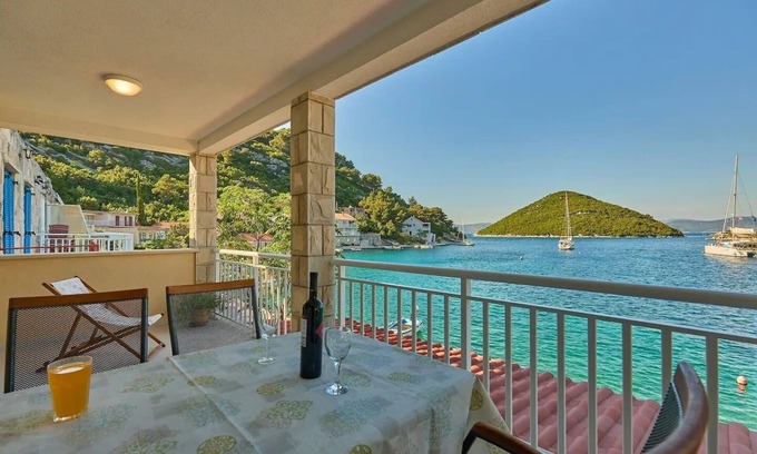 Prozurska Luka Apartamento | Apartamento para dos personas con terraza y vista al mar Prozurska Luka, Mljet (A-22333-b)