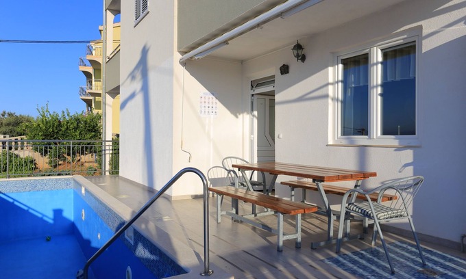 Dugi Rat Apartamento | Apartamento para dos personas con terraza y vista al mar Mali Rat, Omis (A-9698-a)