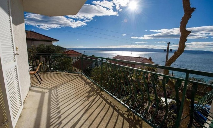 Jesenice Apartamento | Apartamento para dos personas con terraza y vista al mar Suhi Potok, Omis (A-14555-a)