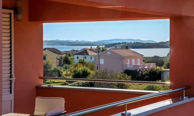 Nevidane Apartamento | Apartamento para dos personas con terraza y vista al mar Nevidane, Pasman (A-18054-a)