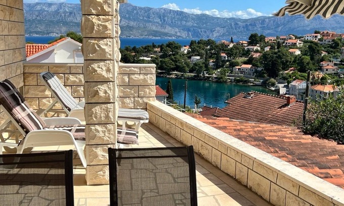 Splitska Apartamento | Apartamento para dos personas con terraza y vista al mar Splitska, Brac (A-23366-a)