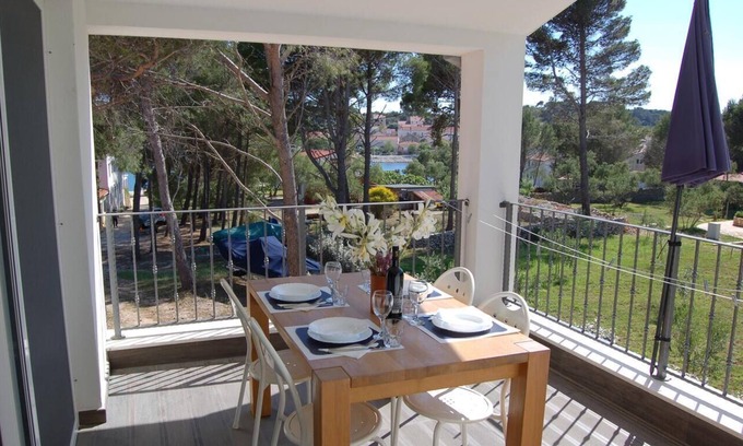 Verunic Apartamento | Two bedroom apartment with terrace and sea view Verunic, Dugi otok (A-15209-a)