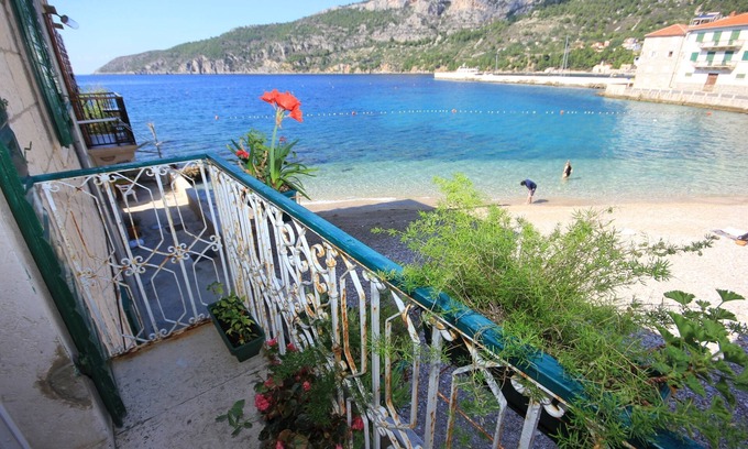 Komiza Apartamento | Apartamento para dos personas en la playa Komiza, Vis (A-8533-b)