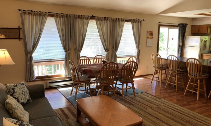 Ketchikan Apartamento | Ketchikan Northern Retreat - Apartamento de dos habitaciones con techos estilo catedral