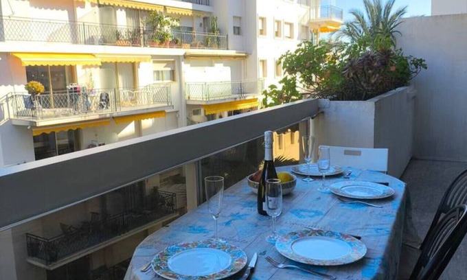 Alpes-Maritimes Apartamento | Two Bedroom Apartment with Balcony and Parking, Near the Sea