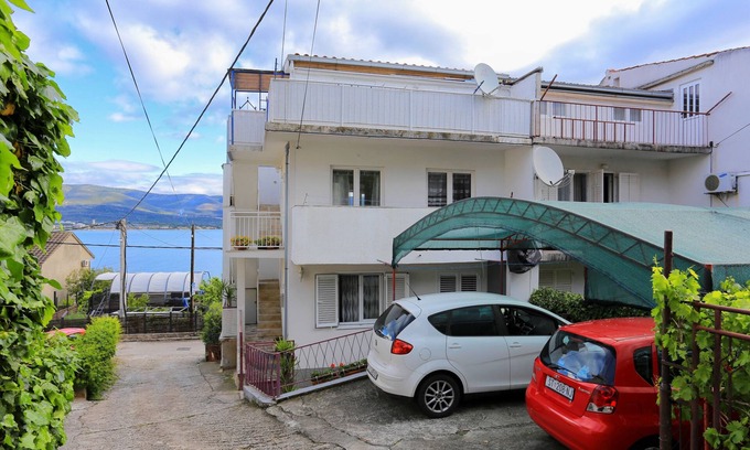 Arbanija Apartamento | Apartamento para dos personas con balcón y vista al mar Arbanija, Ciovo (A-15595-a)