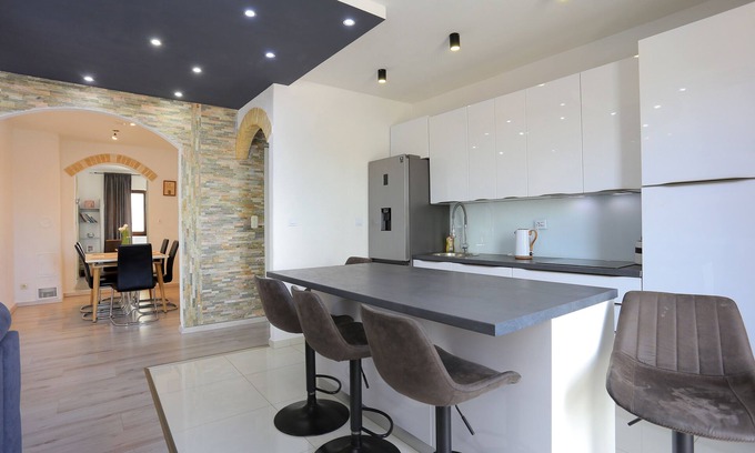 Municipality of Trogir Apartamento | Apartamento para dos personas con terraza y vista al mar Mastrinka, Ciovo (A-4324-a)