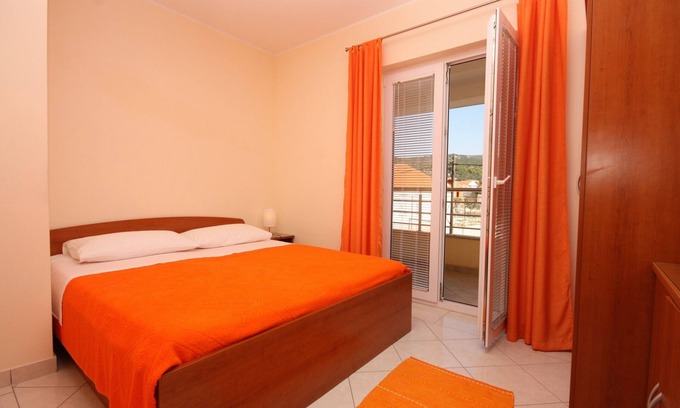 Vinisce Apartamento | Apartamento para dos personas con terraza y vista al mar Vinisce, Trogir (A-5229-b)