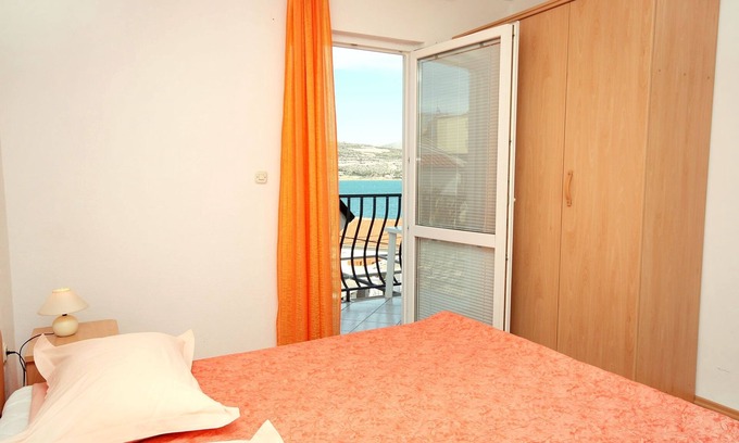 Municipality of Trogir Apartamento | Apartamento para dos personas con balcón y vista al mar Mastrinka, Ciovo (A-4836-b)