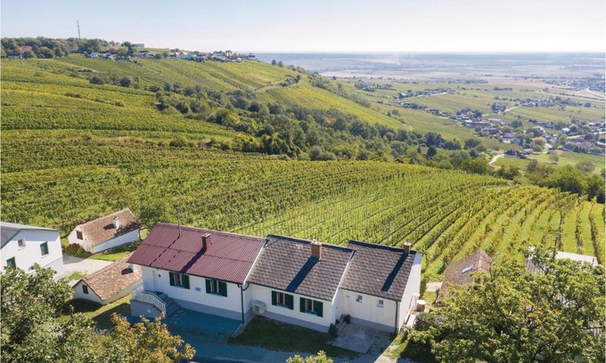 Deutsch Schuetzen-Eisenberg Casa | Two-Bedroom Holiday Home in Eisenberg
