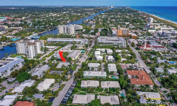 Jog Road Condominio | Two Bedroom Boutique Condo 2 Blocks from the Beach and Atlantic Avenue