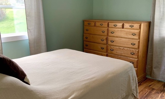 Hot Springs Cabina | Two bedroom cabin, private lake, pet friendly