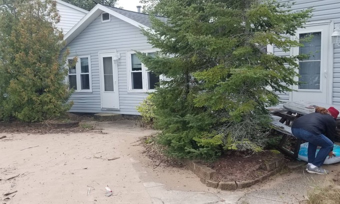 Northeastern Michigan Complejo | Two bedroom cabin right on the beach!!