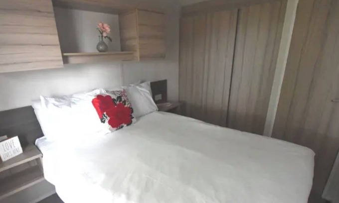 Clacton-on-Sea Cabina | Two bedroom caravan St Osyth Hoilday Park