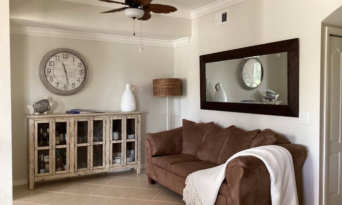 Naples Condominio | Two bedroom condo in a gated community with private golf course