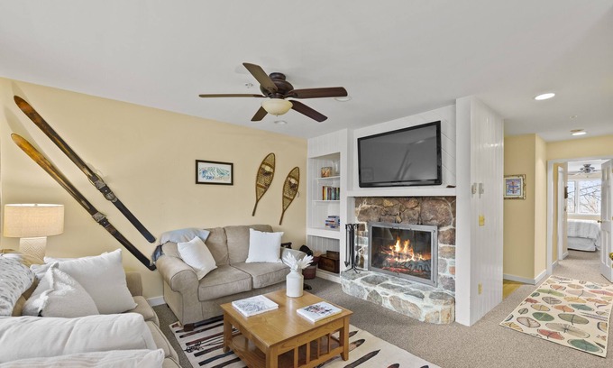 Stratton Mountain Condominio | Two bedroom Condo With Mountain View And Fireplace
