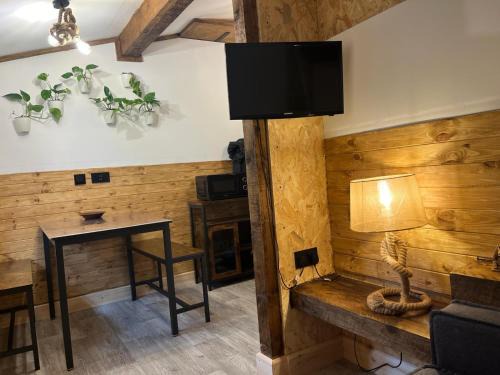 Stone Apartamento | Two-Bedroom Cosy Country Lodge with Private Patio