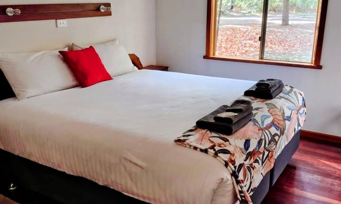 Peerabeelup Cabaña | Two Bedroom Cottage - sleeps 4 - Self contained 2 Bedroom Cottage 1 King and 1 Queen