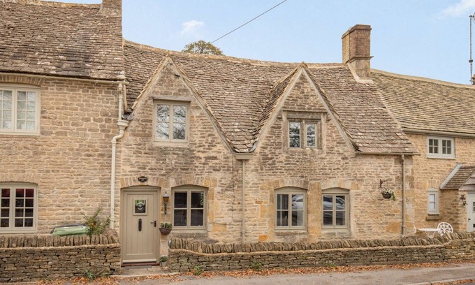 Longborough Cabaña | Two bedroom dog friendly holiday cottage in the Cotswolds - Travellers Joy
