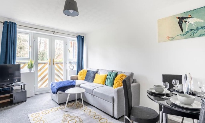 Colchester Apartamento | Two bedroom flat near Colchester Hospital with free parking and internet
