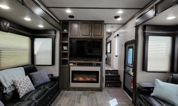 River Ranch Casa | Two bedroom Glamping RV fully stocked/ golf cart