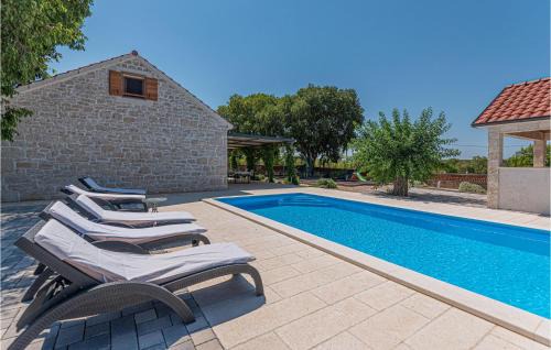 Drnis Casa | Two-Bedroom Holiday Home In Pakovo Selo