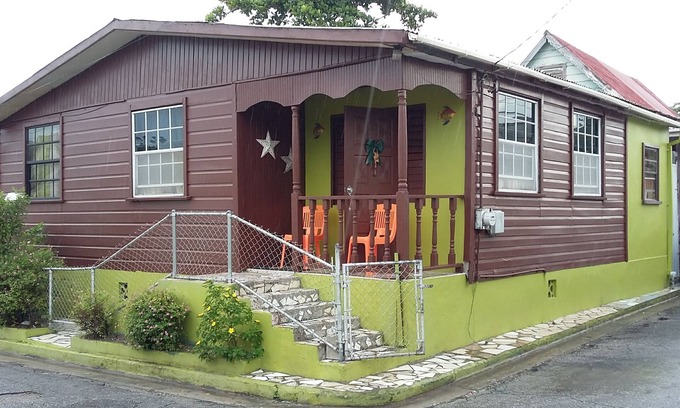 Henrys Casa | Two-bedroom house for rent in the city, 2 minutes from popular Brown's Beach.