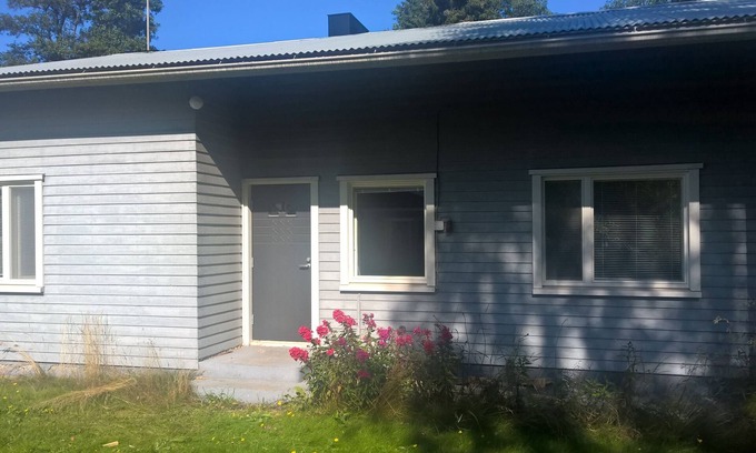 Merikarvia Casa | Casa de dos dormitorios con bañera de hidromasaje y sauna grande fuera.