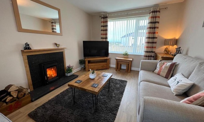 Caergeiliog Casa | Two bedroom house with enclosed gardens and 2 car drive