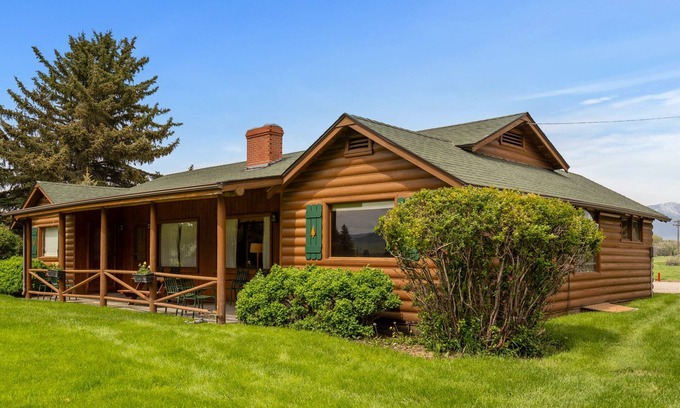 Ennis Apartamento | Two bedroom log cabin