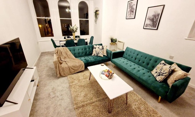 Newmarket Apartamento | Two Bedroom Mansion House Apartment By AZ Luxury Stays Newmarket With Parking And WiFi