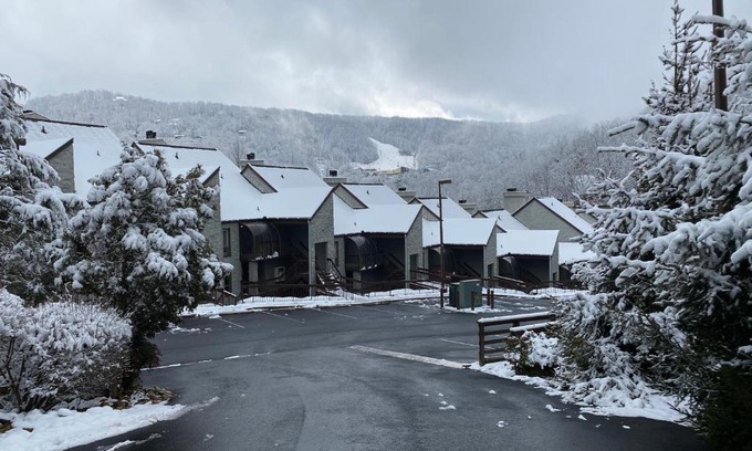 Chalet Village Apartamento | Two bedroom mountain condo, 2 minutes from ski resort, pool and clubhouse onsite !