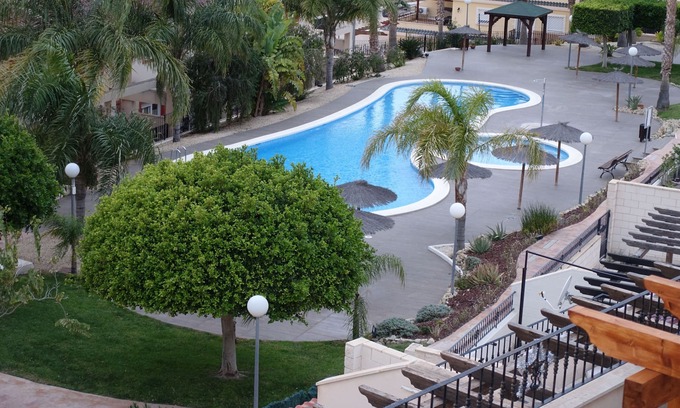 Mutxamel Apartamento | Dos dormitorios en el ático, aire acondicionado, wi-fi y piscina comunitaria.