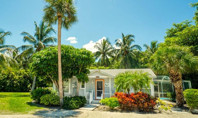 Captiva Casa | Two Bedroom Pool Home- Captiva Baywatch