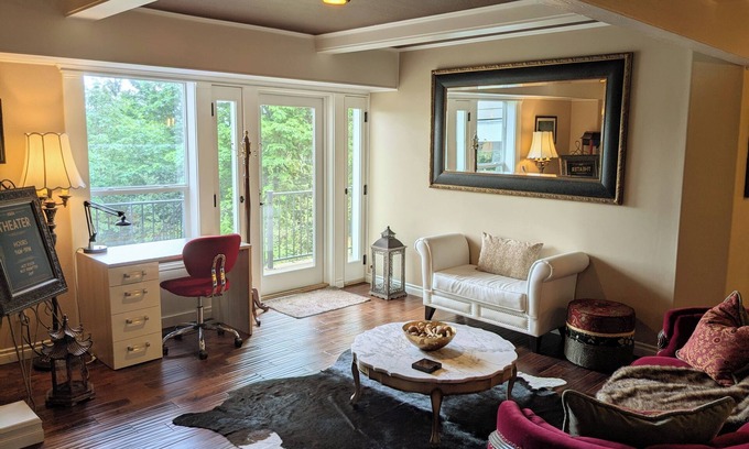 Riviera Casa | Two-bedroom Private Suite! Stunning Mt.Hood Views & much more!