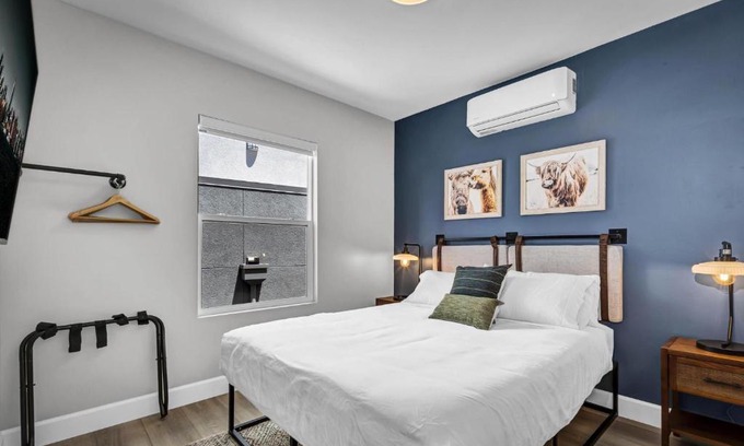 Vista Apartamento | Two Bedroom-Queen in Master. Heart of Downtown Vista