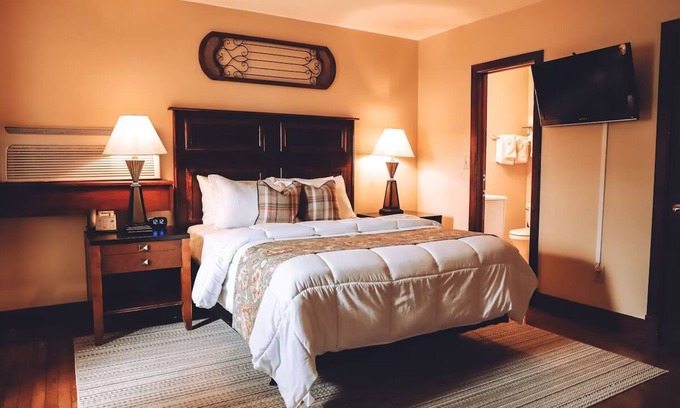 Milford Casa | Two Bedroom Queen Suite, Tom Quick Inn, Pet-Friendly, Free Parking