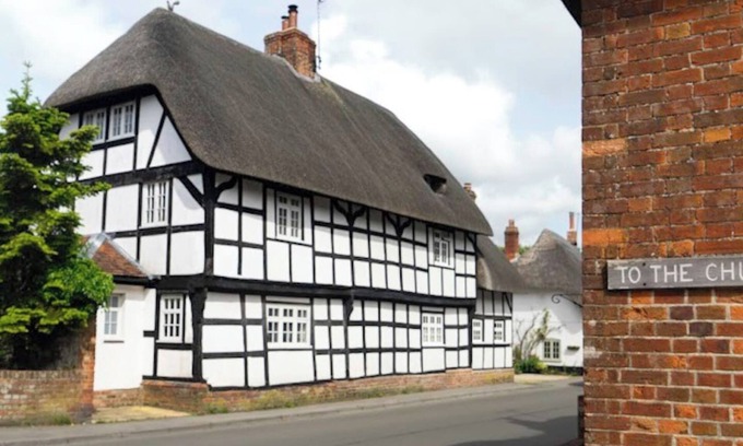 Manningford Bruce Casa | Two Bedroom Thatched cottage