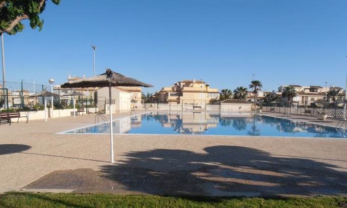 Monte Faro Casa | Casa adosada de dos habitaciones, piscina comunitaria, wifi, televisión del Reino Unido y cancha deportiva