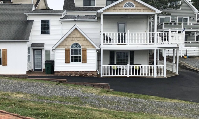 Solomons Apartamento | Two bedroom two bath home on charming Solomons Island