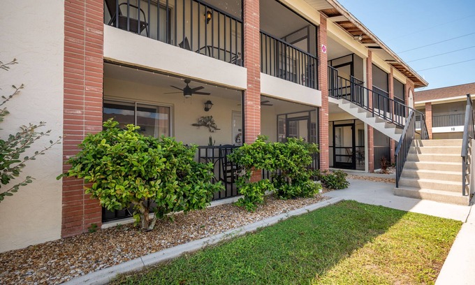 Englewood South Condominio | Two bedroom, two bathroom condo less than 10 minutes to Manasota Key.