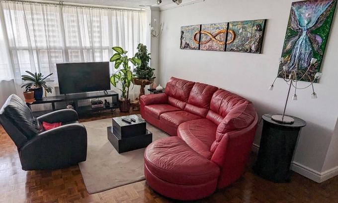 York Condominio | Two bedroom w/ free parking - close to subway
