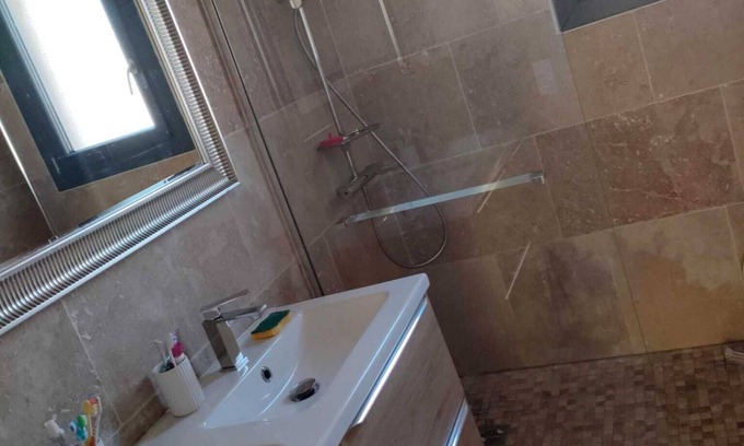 Sorgues Cama Y Desayuno | Two bedrooms and private bathroom with independent access.