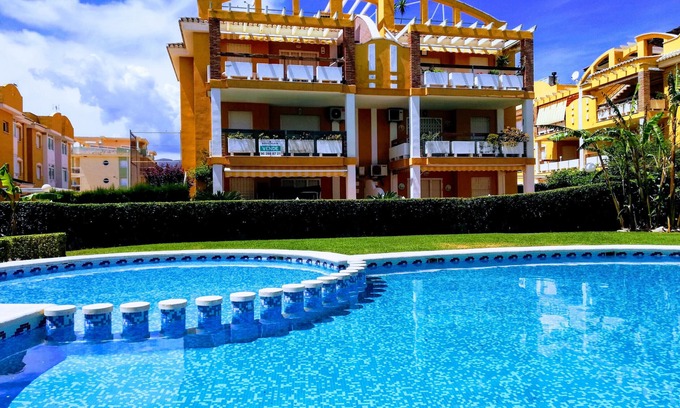 Playa de Xeraco Apartamento | Dos dormitorios en planta baja, patio con barbacoa, piscina y pista de tenis.