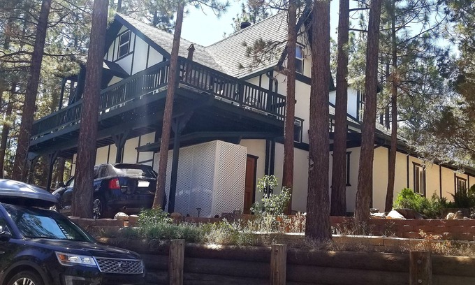 Big Bear City Casa | El chalet de montaña blanca