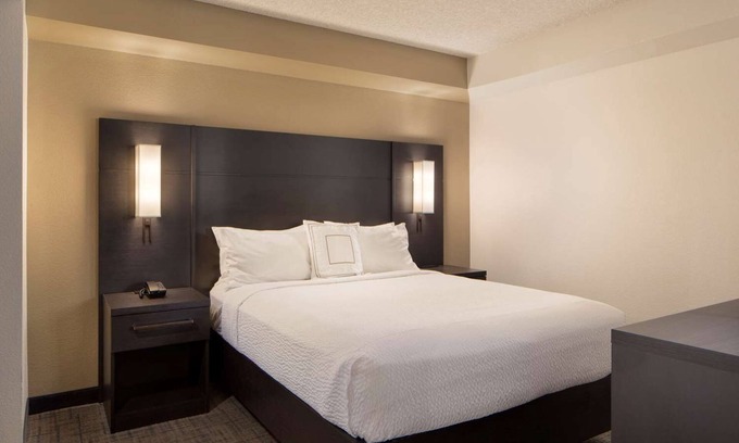 Raisin Hotel | Two Budget Wise Stay Perfect for Getaway, Outdoor Pool Access w/ Free Breakfast