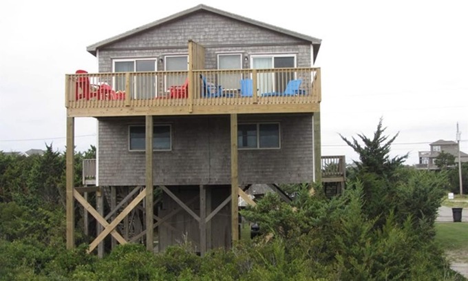 Ocean Isle Estates Cabaña | Twe By The Sea A en el paseo marítimo de Avon es una escapada perfecta para una familia pequeña o una pareja que busca un refugio tranquilo.