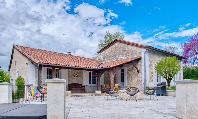 Allemans Casa | Casas de piedra renovadas con piscina, jardín y entorno natural – Estancia auténtica y acogedora